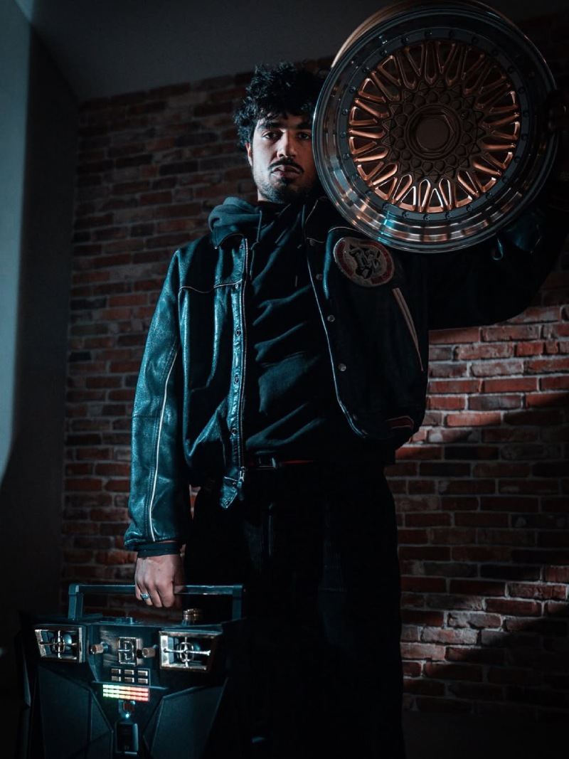 Perfumes que peguen con un look de moda urbana