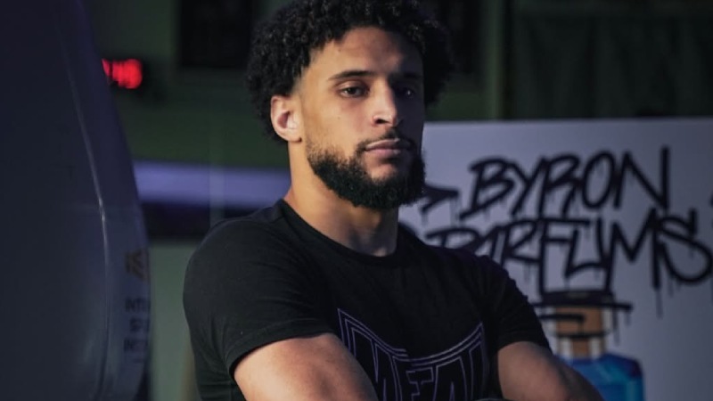 Perfumes que peguen con un look de moda urbana