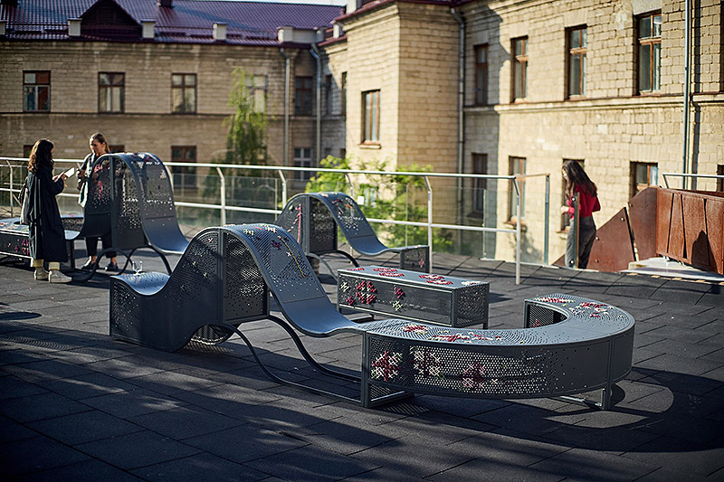 Imagen de un banco de diseño en una ciudad