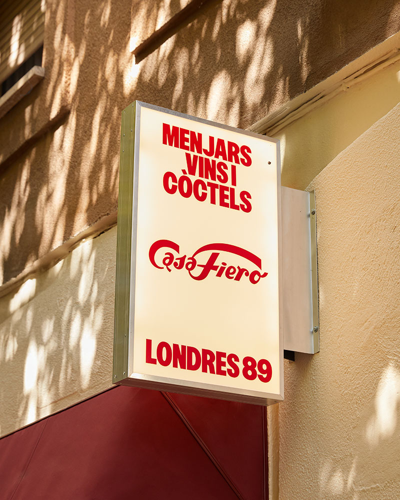 Casa Fiero presenta un rótulo exterior con la dirección Londres 89 y la inscripción "Menjars, Vins i Còctels"