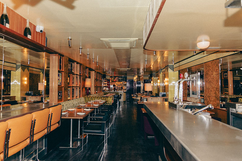 Casa Fiero exhibe su sala principal con barra metálica, mesas alineadas y butacas tapizadas