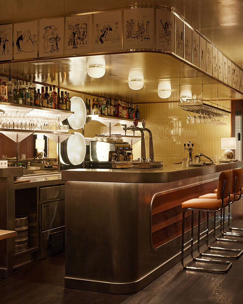 Casa Fiero integra una barra metálica con ilustraciones gráficas en el frontal superior