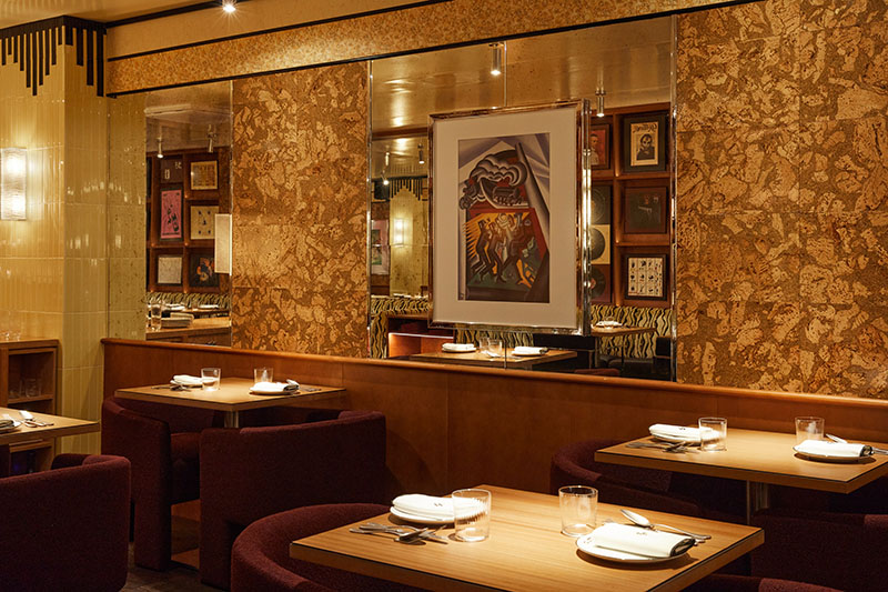 Casa Fiero incluye un espacio con mesas bajas, paneles de corcho y cuadros enmarcados