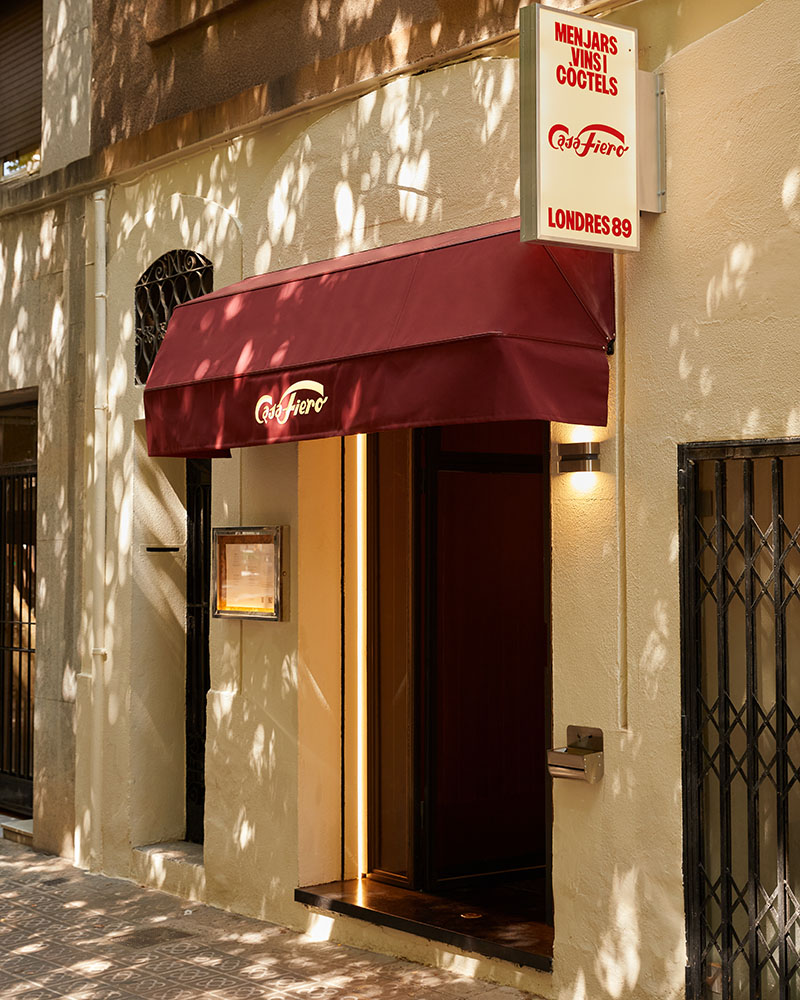 Casa Fiero presenta un rótulo exterior con la dirección Londres 89 y la inscripción "Menjars, Vins i Còctels"