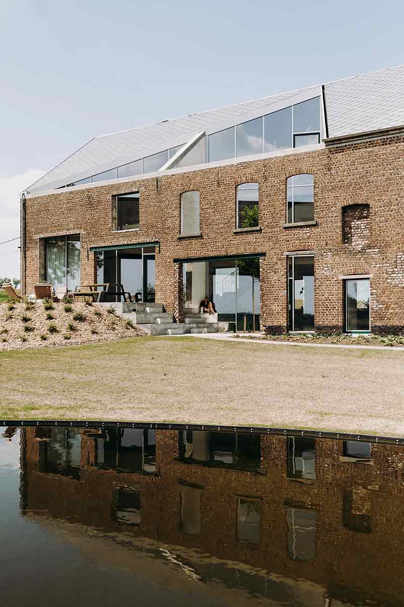 Fachada sur de Casa Lyco, transformada por Oyo Architects mediante una sustracción que conecta el interior con el paisaje