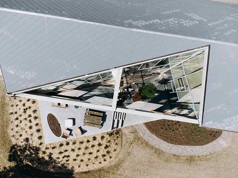 Detalle del patio triangular de Casa Lyco, donde Oyo Architects abren la cubierta para generar luz cenital y vinculación exterior