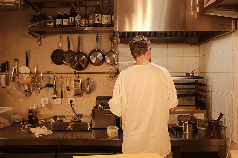 Entrevista al chef Petter Nyström del restaurante Familjen: el cocinero trabajando