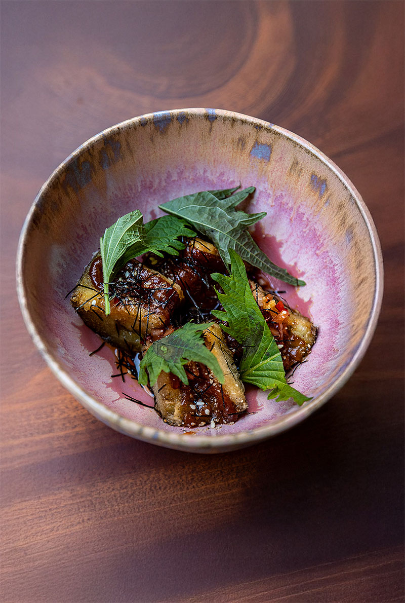 Entrevista al chef Petter Nyström del restaurante Familjen: plato de berenjenas