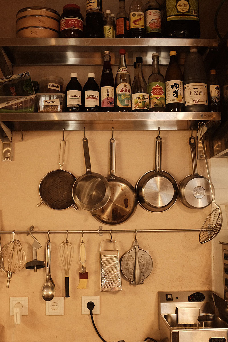 Entrevista al chef Petter Nyström del restaurante Familjen: utensilios de cocina colgados en la pared