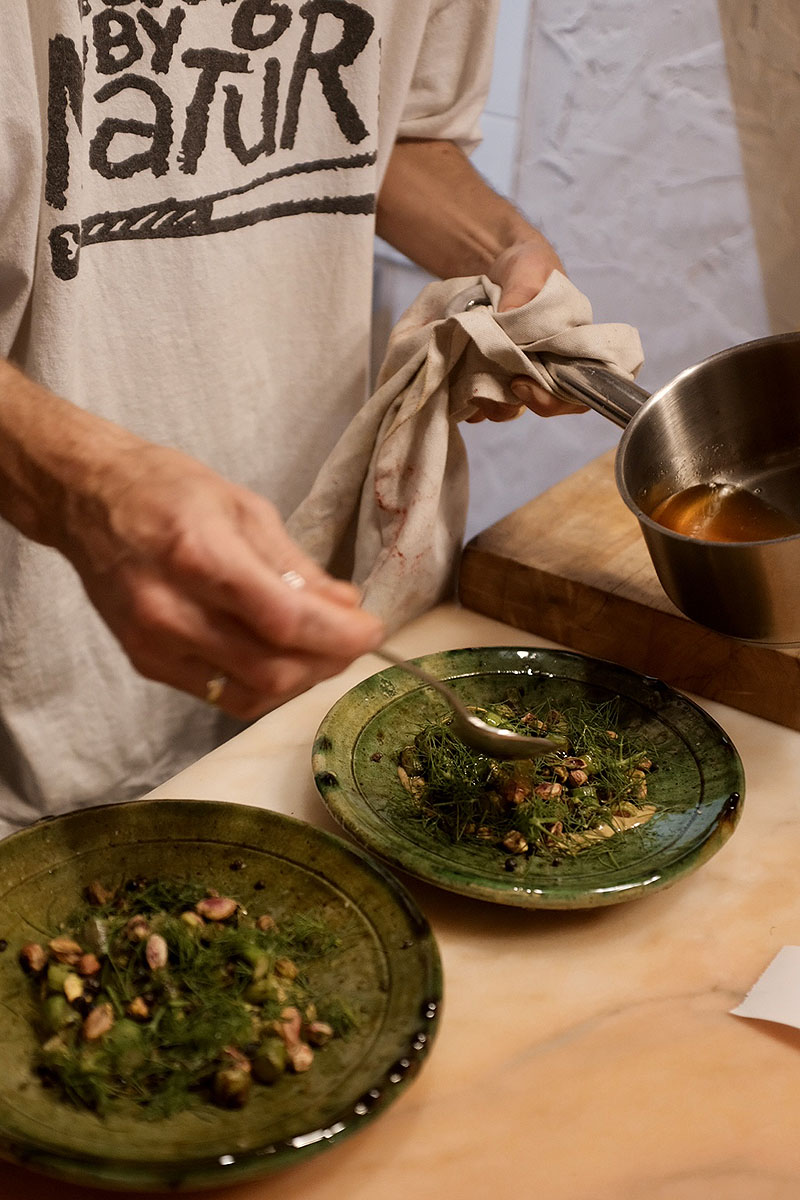 Entrevista al chef Petter Nyström del restaurante Familjen: el cocinero emplatando