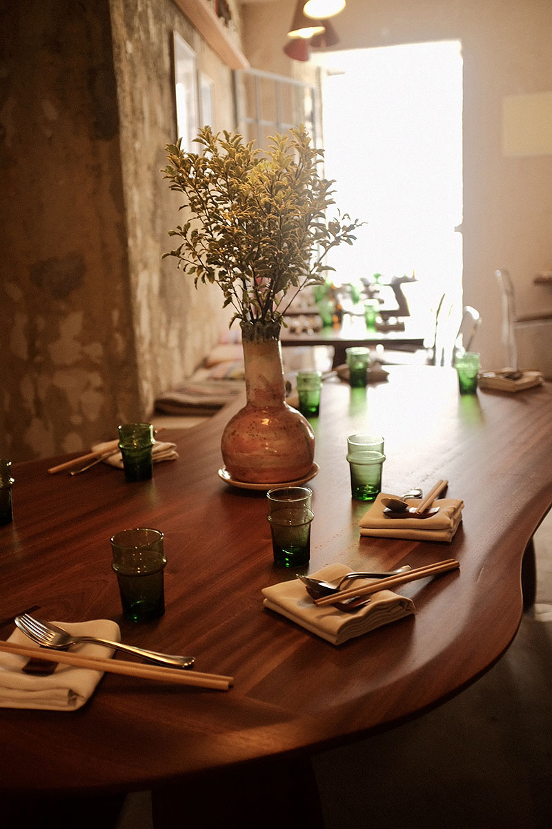 Entrevista al chef Petter Nyström del restaurante Familjen: el espacio y las mesas