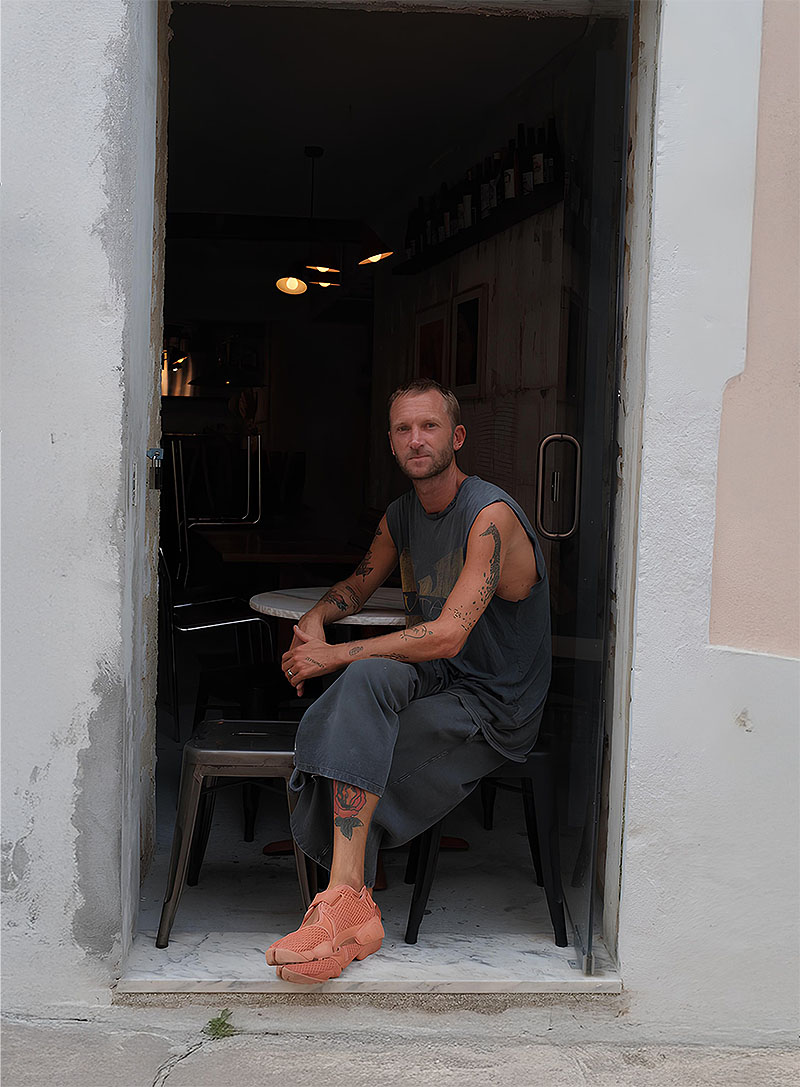 Entrevista al chef Petter Nyström del restaurante Familjen: el cocinero en sentado en el local