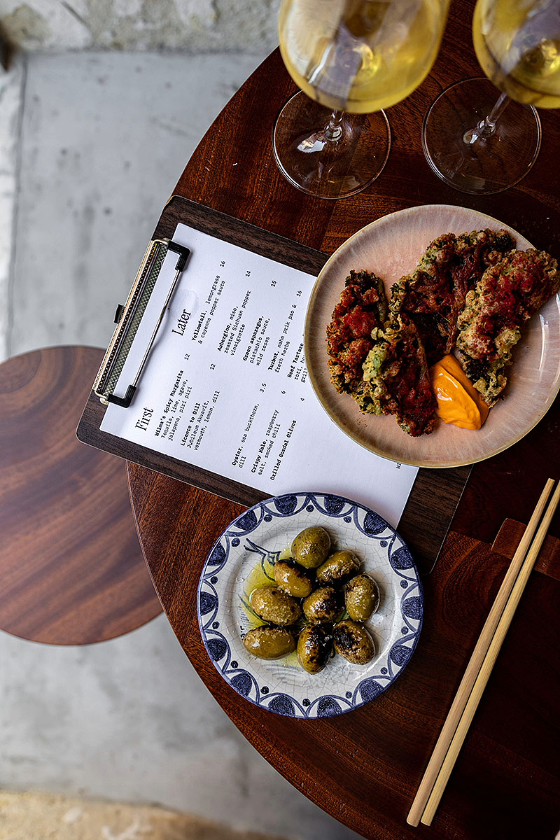 Entrevista al chef Petter Nyström del restaurante Familjen: una mesa con algunos de sus platos y vinos