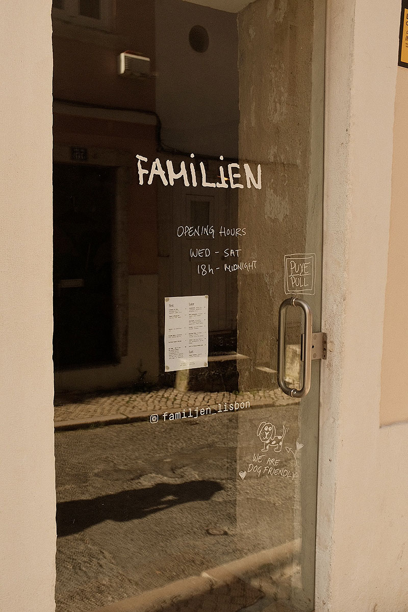 Entrevista al chef Petter Nyström del restaurante Familjen: la puerta con el rótulo