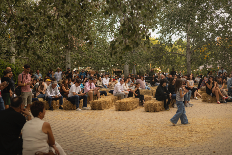 Público asistente sentado en la zona exterior de la edición previa a Chefs on Fire 2025 en Madrid.