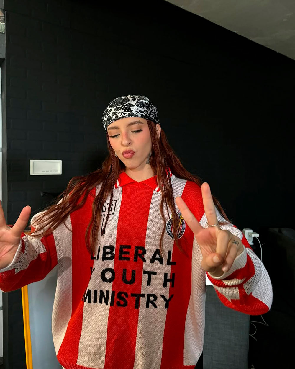 cantante argentina con camiseta de futbol