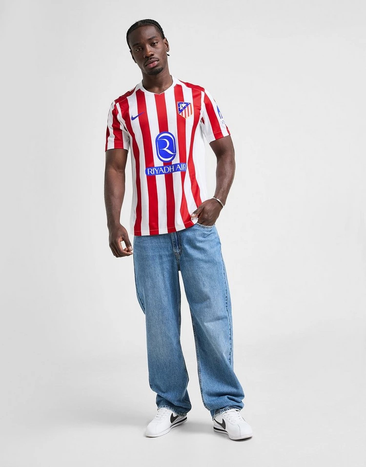 chico con camiseta del atletico de madrid
