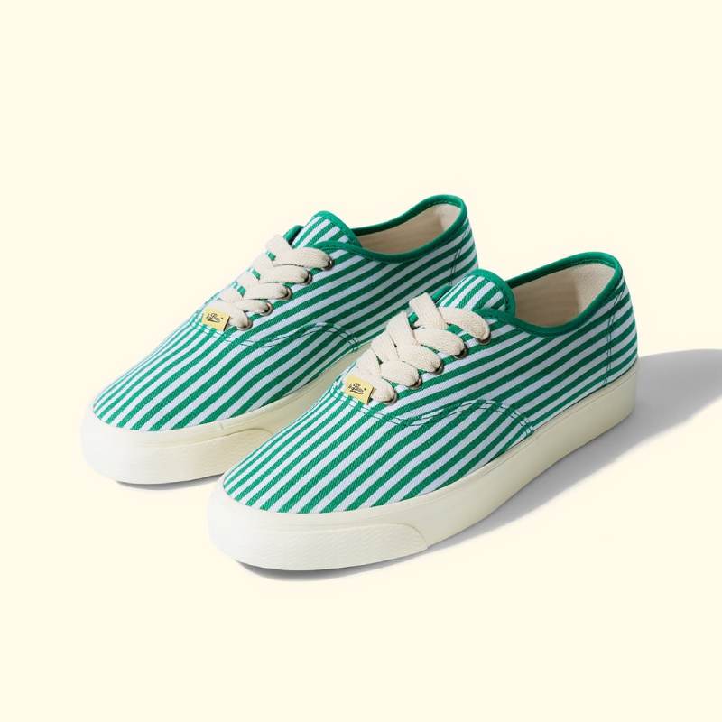 Zapatillas de aire vintage y preppy para un look urbano