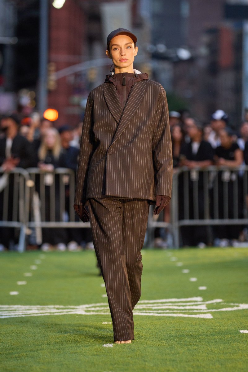 Tendencias de moda urbana: looks urbanos con piezas elegantes