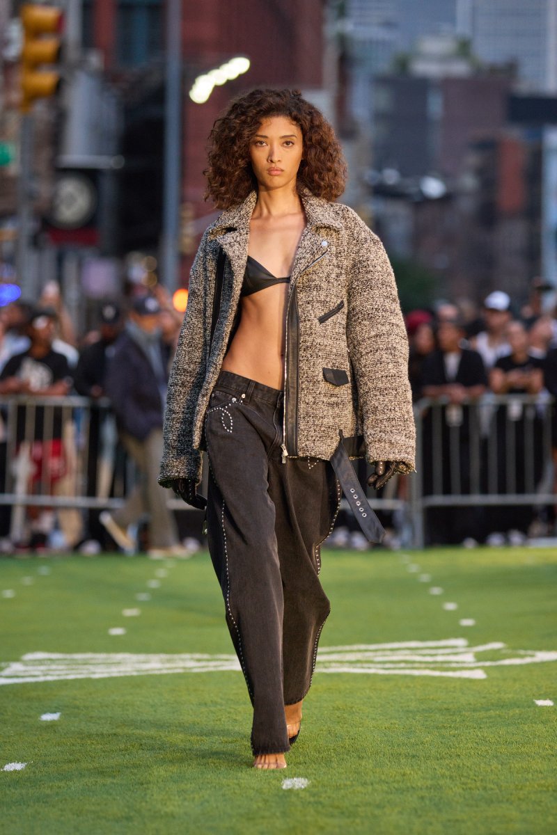 Tendencias de moda urbana: looks urbanos con piezas elegantes