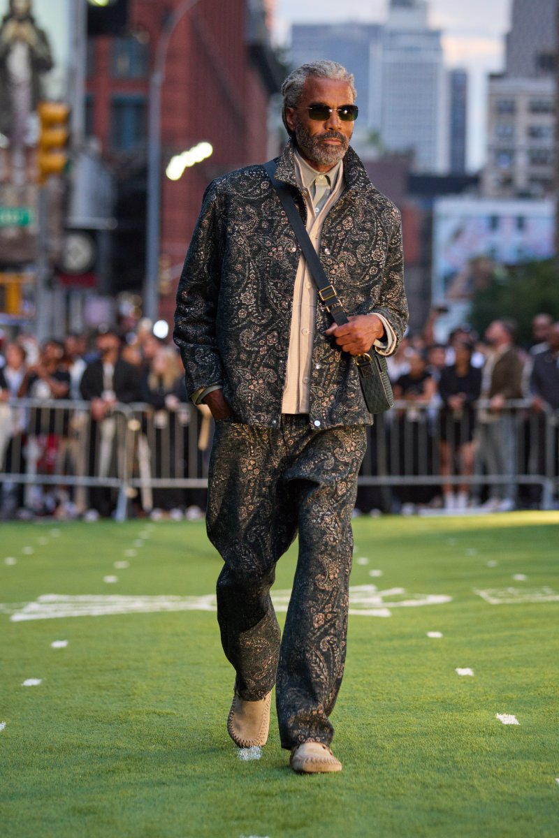 Tendencias de moda urbana: looks urbanos con piezas elegantes