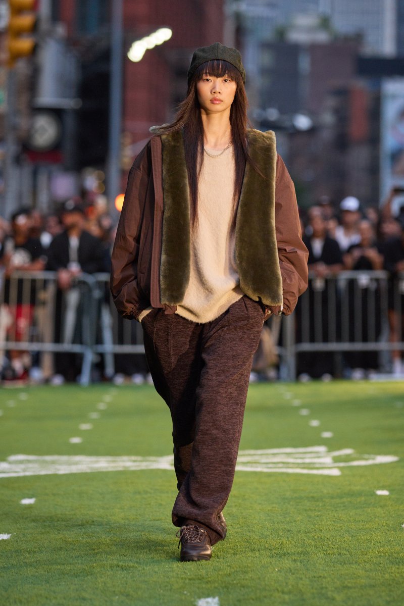 Tendencias de moda urbana: looks urbanos con piezas elegantes