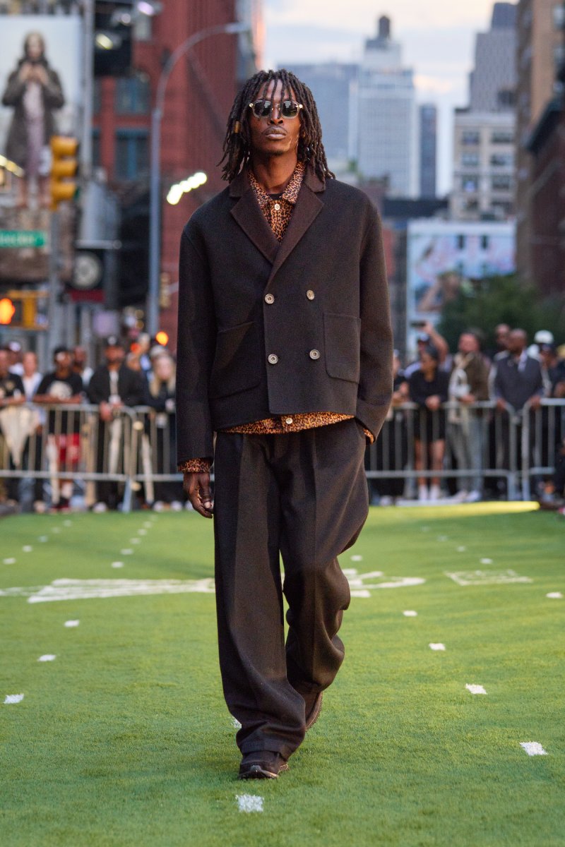 Tendencias de moda urbana: looks urbanos con piezas elegantes