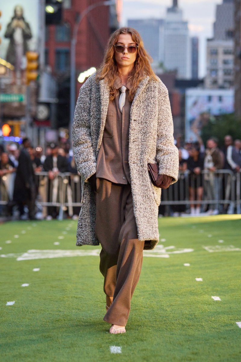 Tendencias de moda urbana: looks urbanos con piezas elegantes