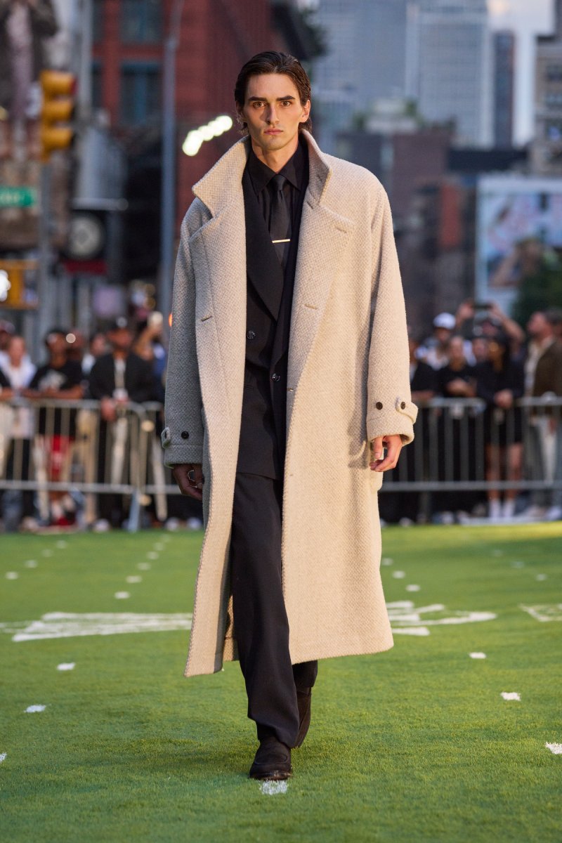 Tendencias de moda urbana: looks urbanos con piezas elegantes