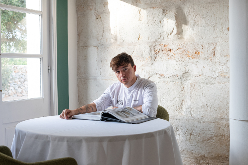 Entrevista chef JM Borrás: chef lee sentado en una mesa del restaurante