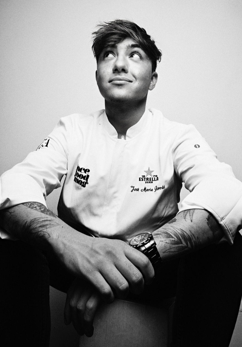 Entrevista chef JM Borrás: retrato en blanco y negro sentado