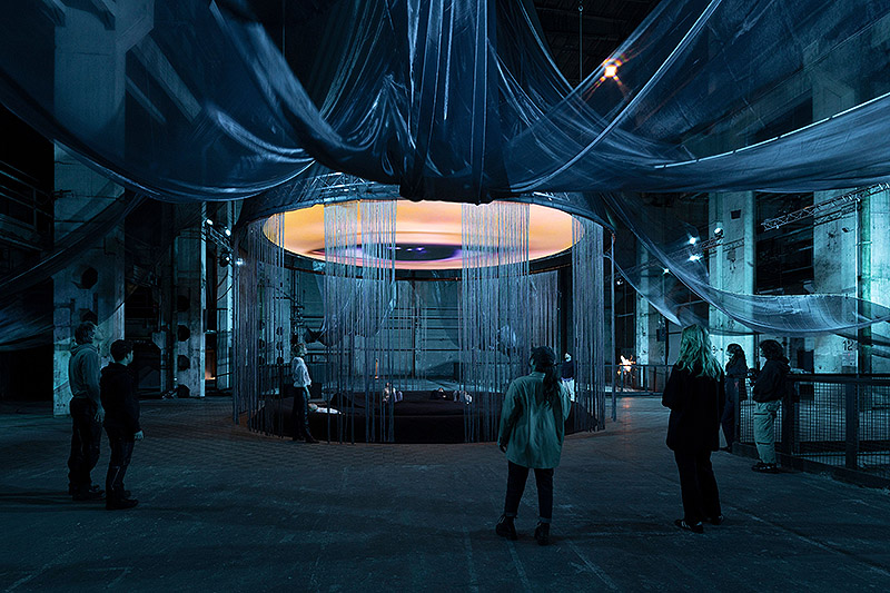 Vista de la instalación con luces y telas.