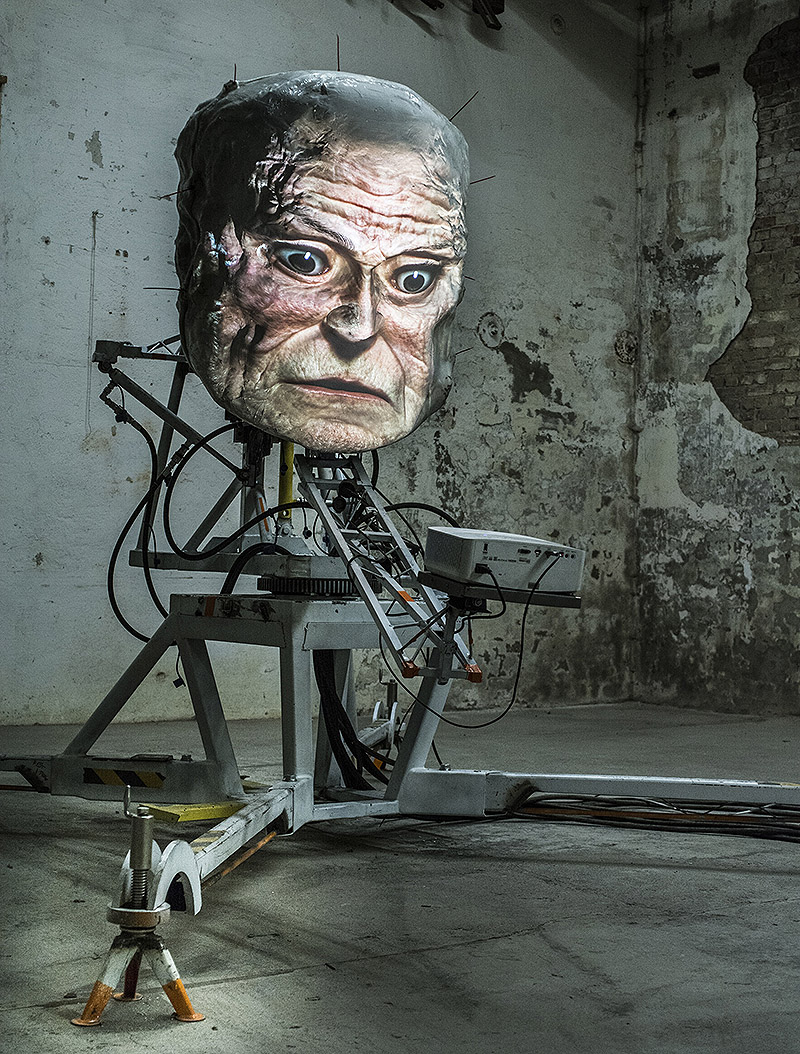 Imagen de un robot con cara hiperrealista