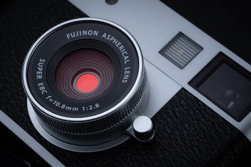 Fujifilm X half: plano detalle del objetivo fijo de la cámara digital compacta Fujifilm X half.