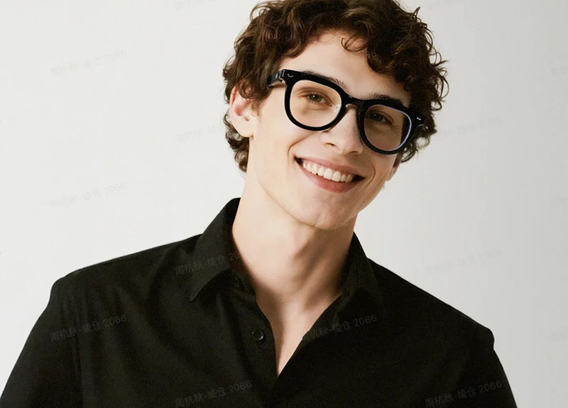 Halliday Glasses: un chico lleva unas con una montura negra