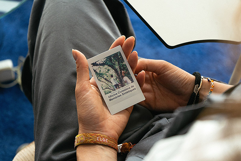 Imagen con alguien mirando una pantalla en forma de carta.