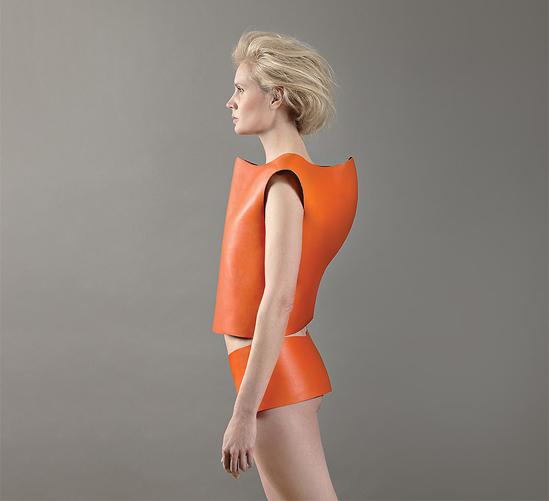 Imagen de mujer vestida de naranja