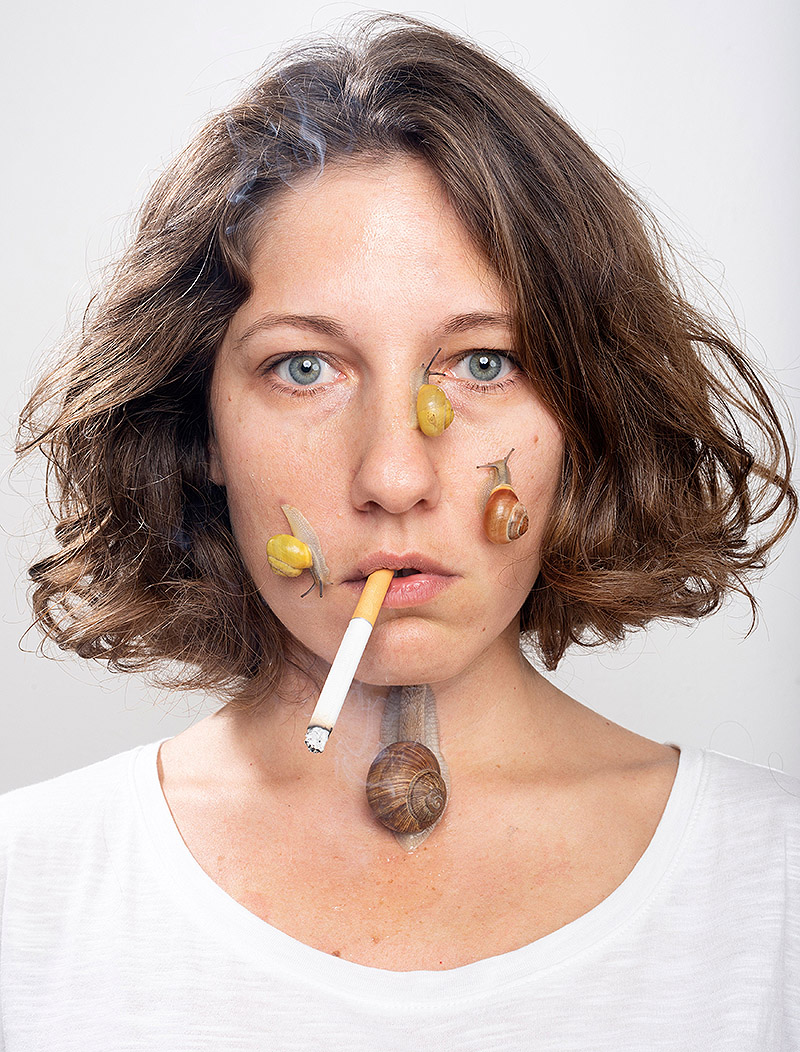 Imagen de mujer con caracoles pegados a la cara.