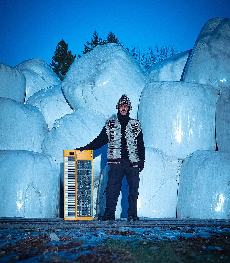 Imagen de un músico con su teclado