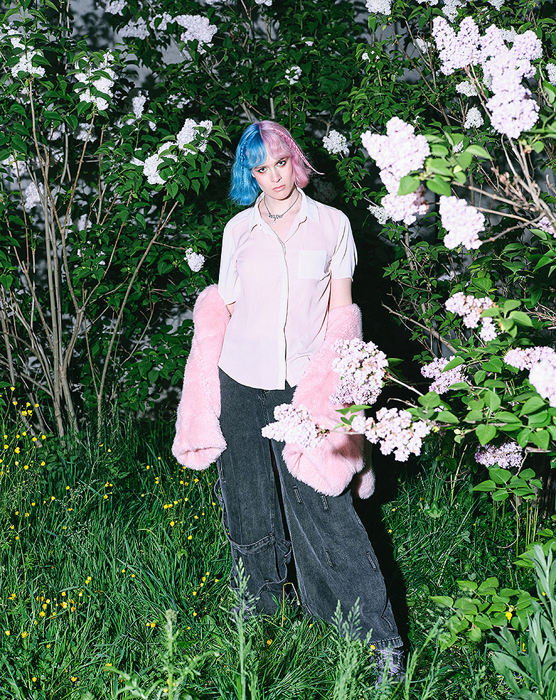 Mujer con pelo de colores en jardín