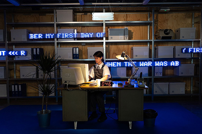 Imagen de un artista en su ordenador