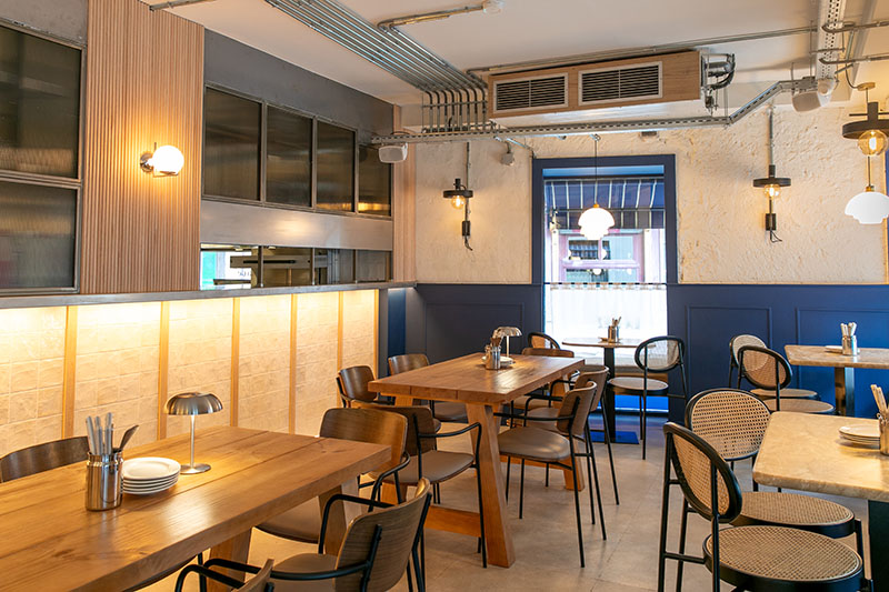 Interior de La Diez, nuevo local de Madrid especializado en milanesas