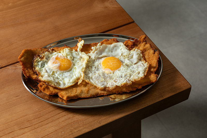 A caballo, una de las milanesas de La Diez, nuevo local de Madrid