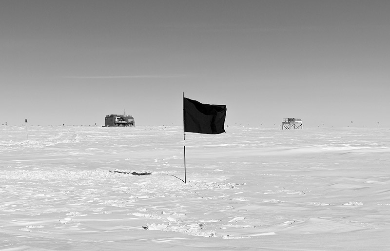 Vista de una bandera negra en medio de la nieve.