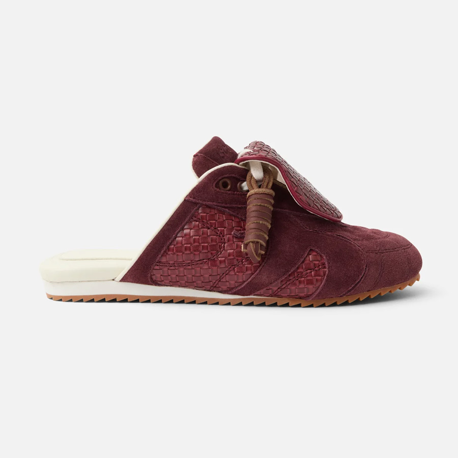 Mules en color rojo vino de Scuffers. 