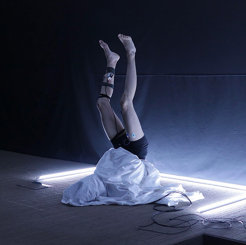 Imagen de una bailarina con las piernas en alto