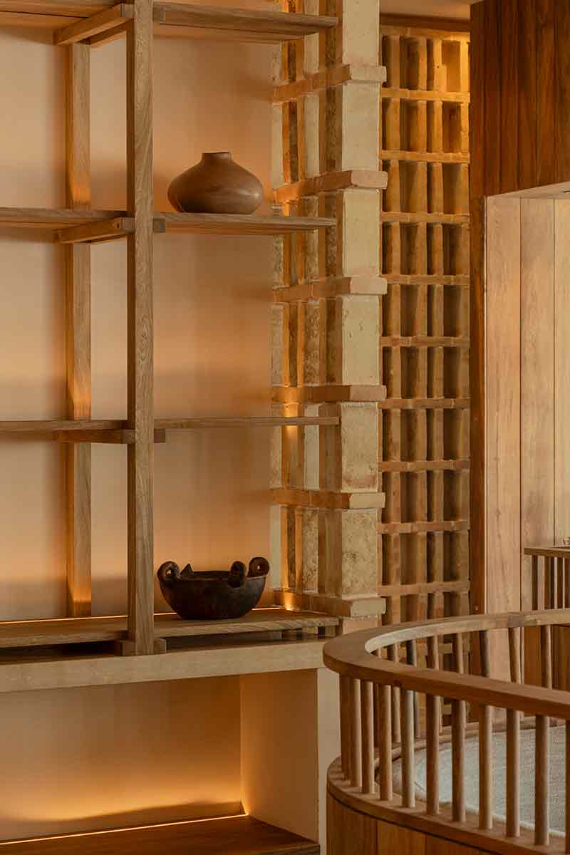 Detalle de estantería y celosía en barro de SC | Nido Cancún realizada por Neutro Estudio