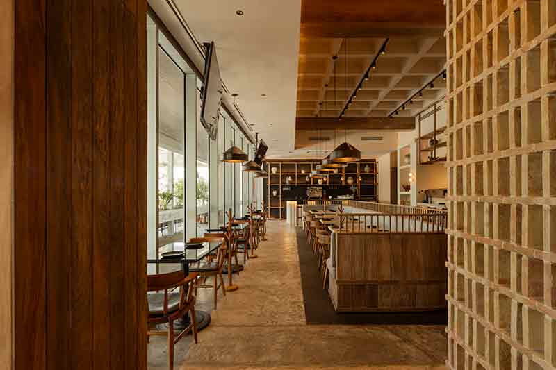 Vista general del salón de SC | Nido Cancún realizado por Neutro Estudio con recorrido lineal hacia la barra