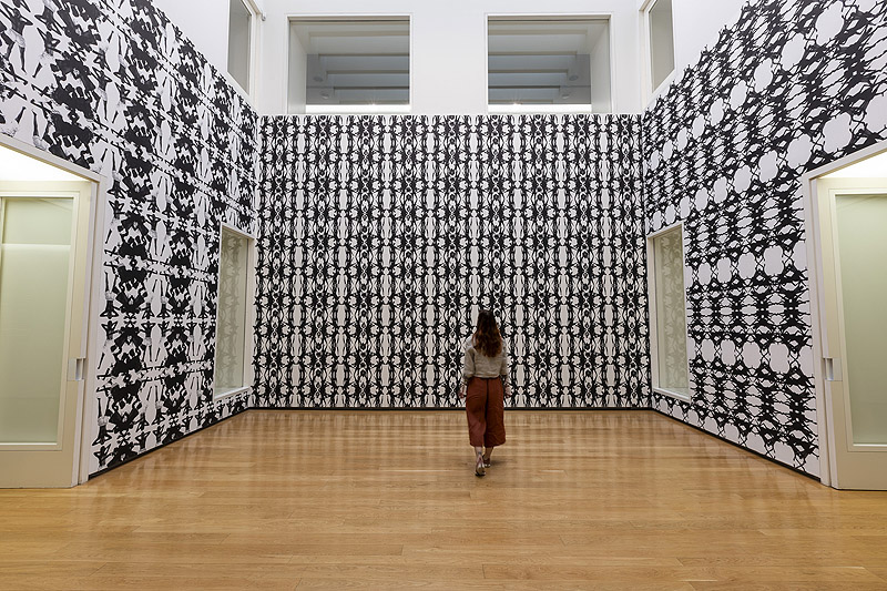 Vista de una sala forrada con la misma imagen.