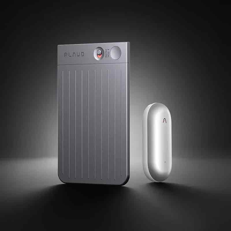 Plaud Note: foto de estudio de la grabadora Plaud Note y NotePin en tonos gris espacial y plateado en un fondo degradado de blanco a negro.